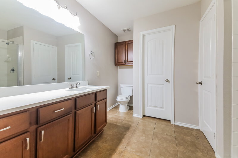 1,745/Mo, 2116 Meadow View Dr Princeton, TX 75407 Main Bathroom View