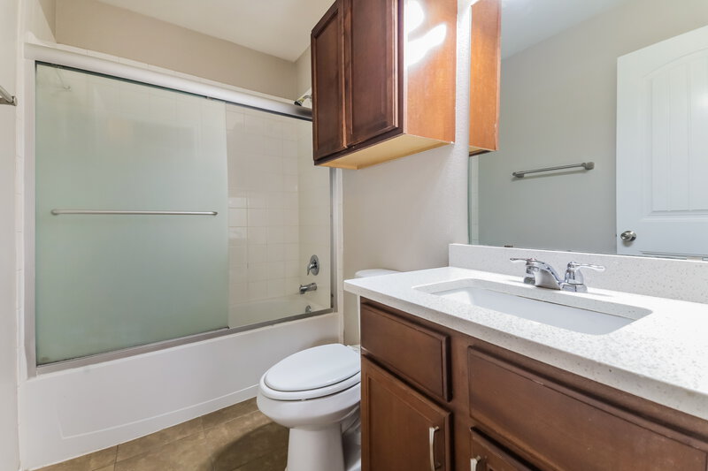 1,745/Mo, 2116 Meadow View Dr Princeton, TX 75407 Bathroom View