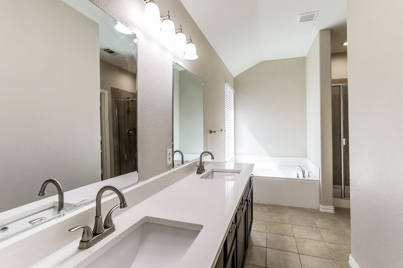 2,625/Mo, 1813 Sparrow Ln Aubrey, TX 76227 Main Bathroom View