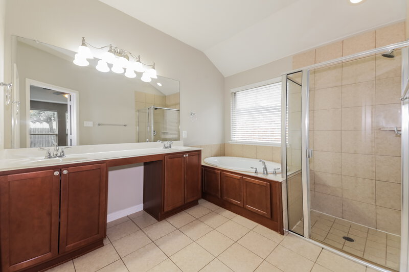 1,950/Mo, 1404 Nightingale Dr Aubrey, TX 76227 Main Bathroom View