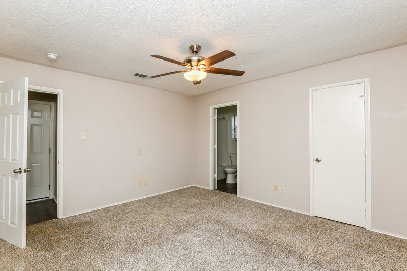 2,160/Mo, 5310 Virburnum Ct Arlington, TX 76018 Main Bedroom View