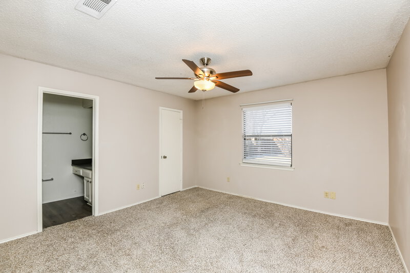 2,160/Mo, 5310 Virburnum Ct Arlington, TX 76018 Main Bedroom View 2