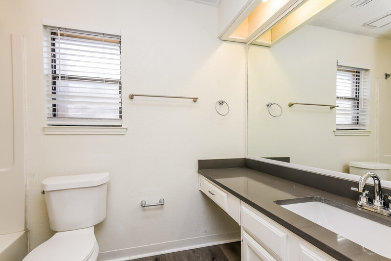 2,160/Mo, 5310 Virburnum Ct Arlington, TX 76018 Main Bathroom View