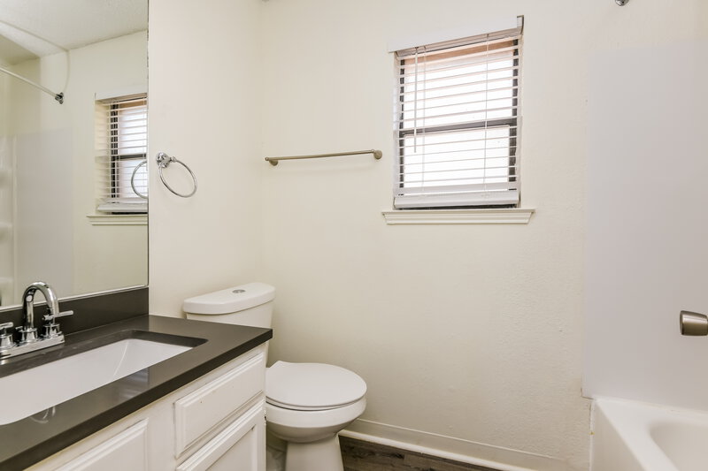 2,160/Mo, 5310 Virburnum Ct Arlington, TX 76018 Bathroom View