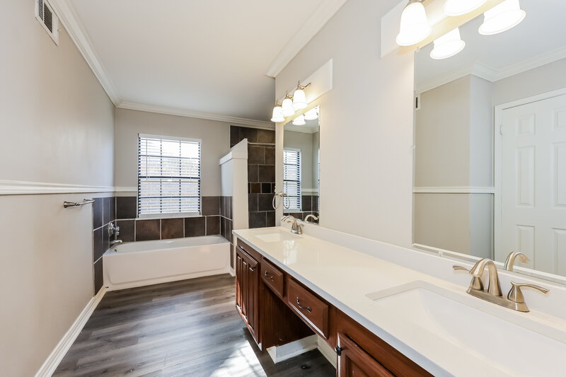 2,595/Mo, 2205 Gladstone Dr Arlington, TX 76018 Main Bathroom View