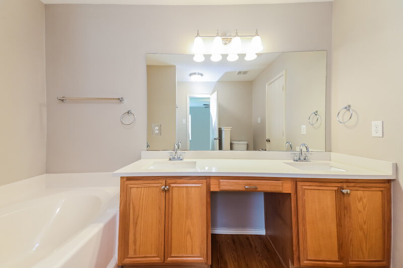 1,860/Mo, 420 Fireside Pl Royse City, TX 75189 Main Bathroom View