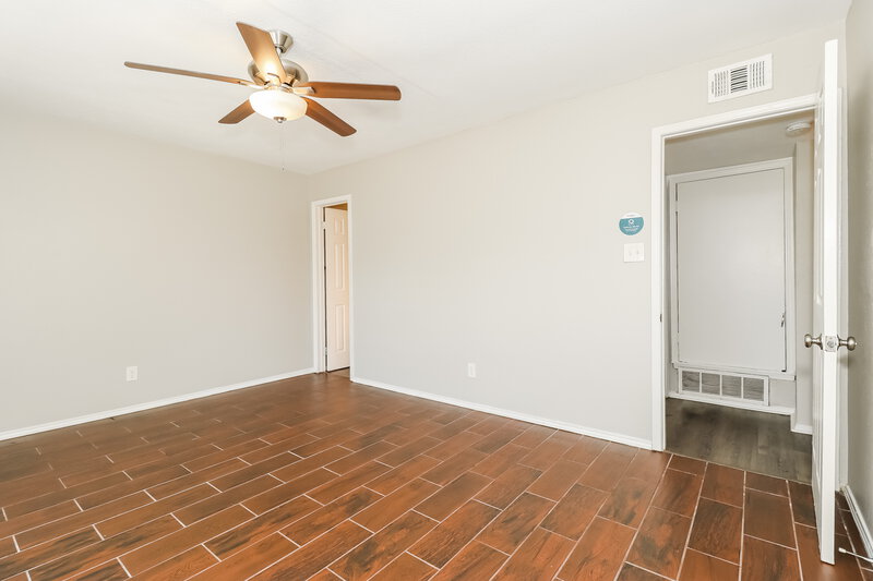 2,295/Mo, 1217 Greenbriar Ln Lancaster, TX 75146 Main Bedroom View 2