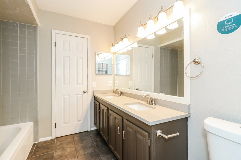 2,295/Mo, 1217 Greenbriar Ln Lancaster, TX 75146 Main Bathroom View