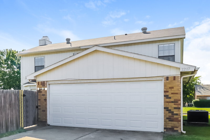 2,295/Mo, 1217 Greenbriar Ln Lancaster, TX 75146 Rear View