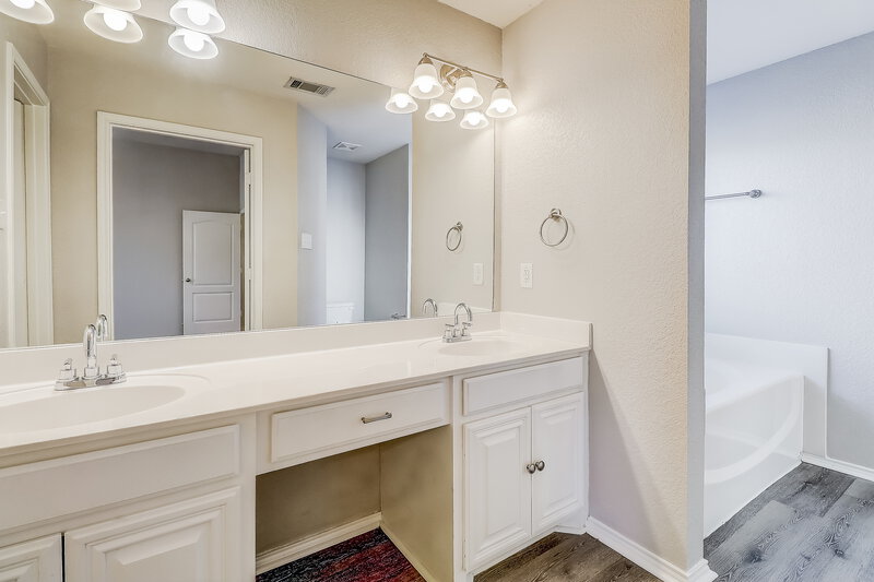 2,210/Mo, 903 Grouse Rd Glenn Heights, TX 75154 Main Bathroom View