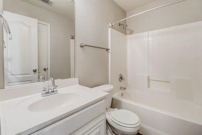 2,210/Mo, 903 Grouse Rd Glenn Heights, TX 75154 Bathroom View