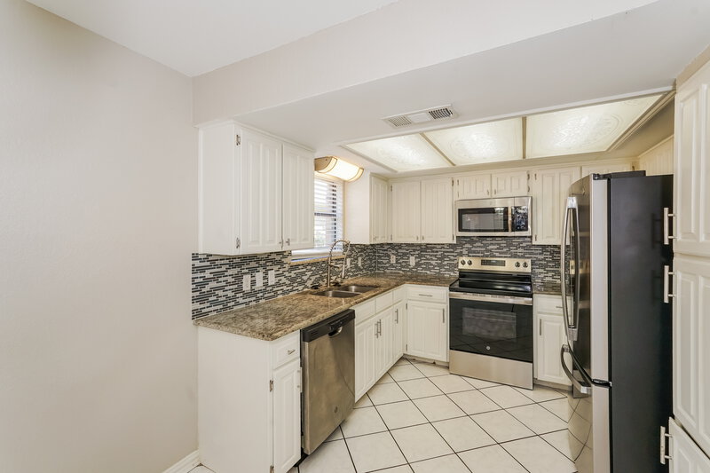 2,415/Mo, 905 Thistle Ridge Ct Arlington, TX 76017 Kitchen View 2