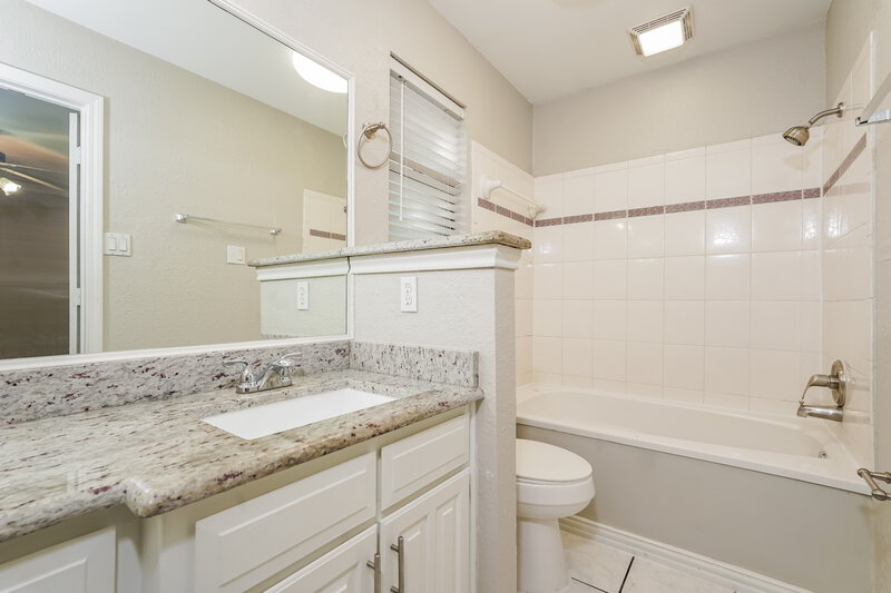 2,415/Mo, 905 Thistle Ridge Ct Arlington, TX 76017 Main Bathroom View
