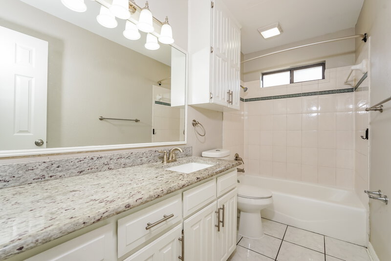 2,415/Mo, 905 Thistle Ridge Ct Arlington, TX 76017 Bathroom View