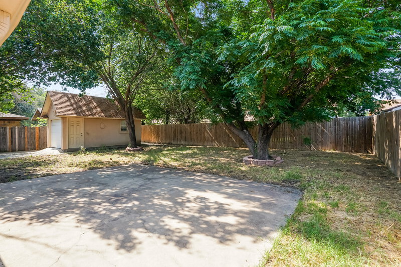2,415/Mo, 905 Thistle Ridge Ct Arlington, TX 76017 Rear View