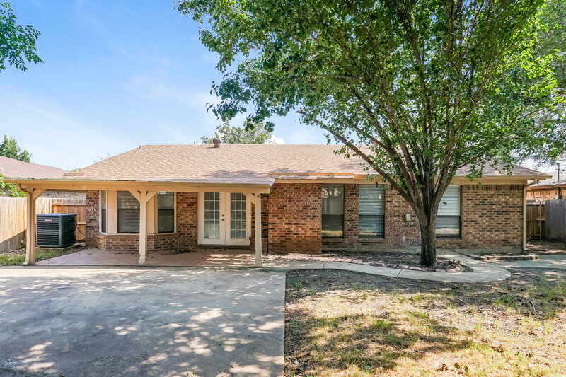 2,415/Mo, 905 Thistle Ridge Ct Arlington, TX 76017 Rear View 2