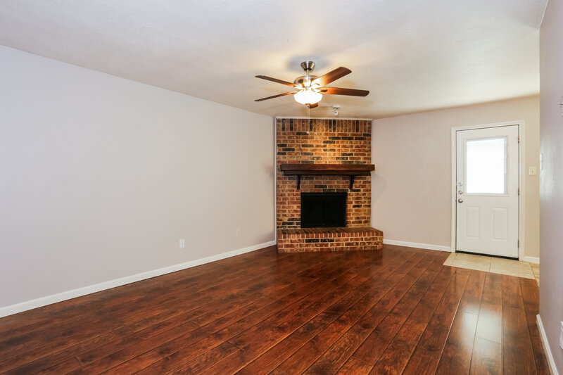 1,960/Mo, 5907 Willow Crest Dr Arlington, TX 76017 Living Room View