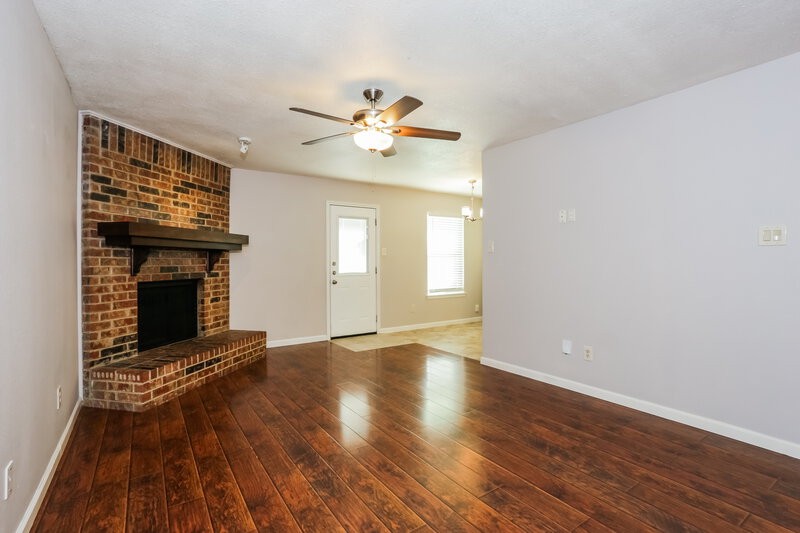 1,960/Mo, 5907 Willow Crest Dr Arlington, TX 76017 Living Room View 2