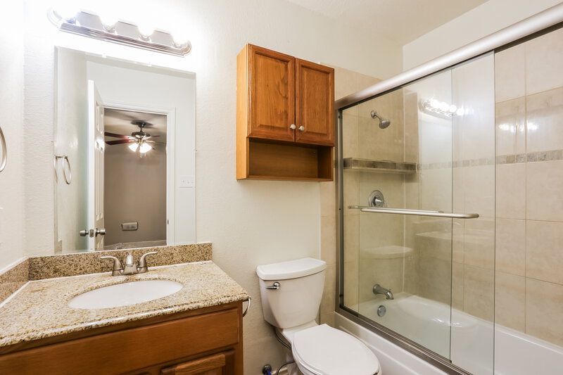1,960/Mo, 5907 Willow Crest Dr Arlington, TX 76017 Main Bathroom View