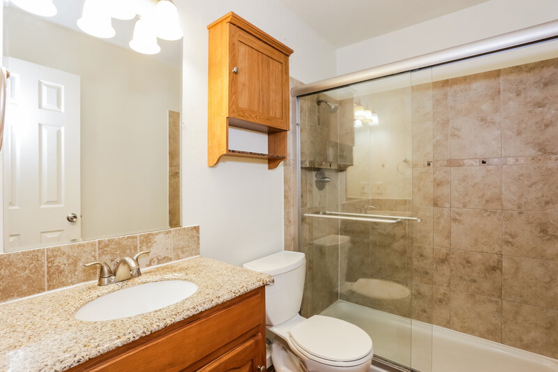 1,960/Mo, 5907 Willow Crest Dr Arlington, TX 76017 Main Bathroom View 2