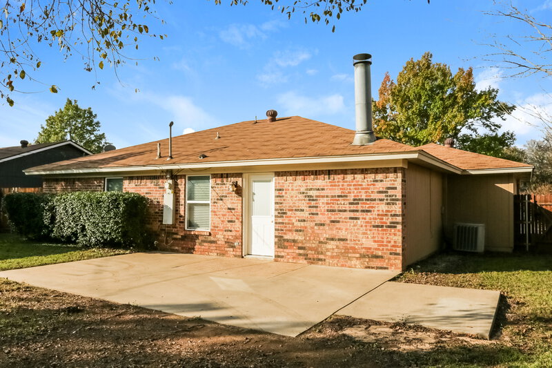 1,960/Mo, 5907 Willow Crest Dr Arlington, TX 76017 Rear View