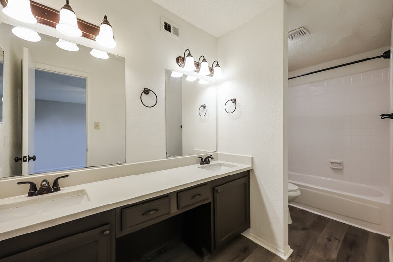 2,375/Mo, 5215 Nocona Lane Arlington, TX 76018 Main Bathroom View