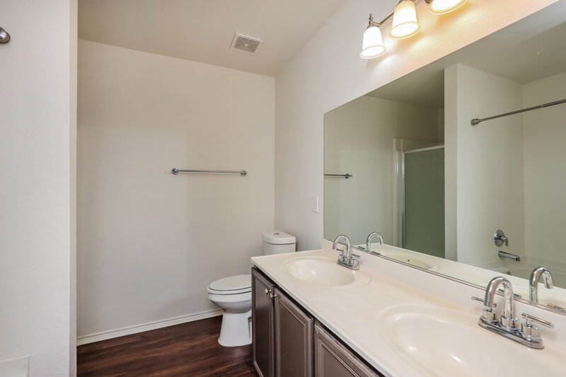 2,105/Mo, 12025 Arbor Lake Rd Rhome, TX 76078 Main Bathroom View