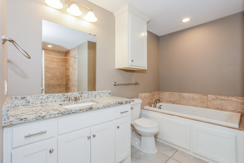 1,825/Mo, 811 N Ridge White Settlement, TX 76108 Main Bathroom View