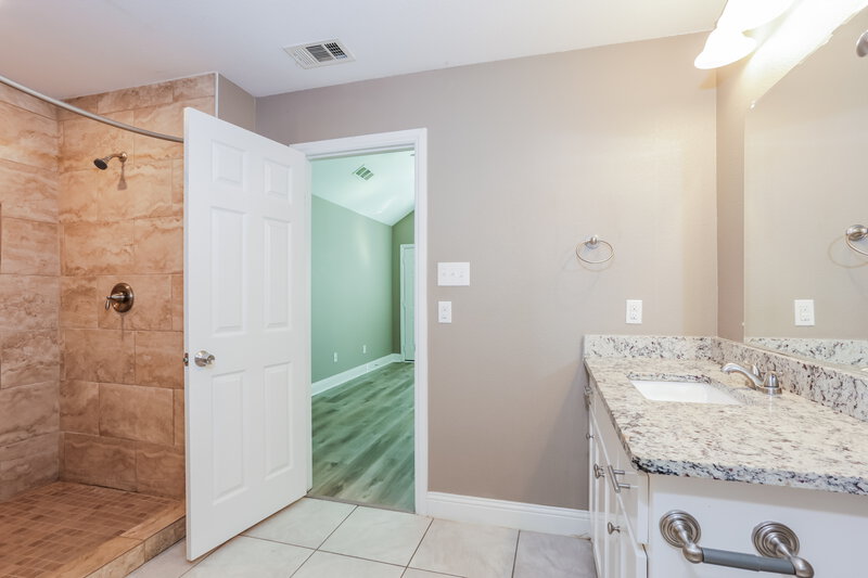 1,825/Mo, 811 N Ridge White Settlement, TX 76108 Main Bathroom View 2
