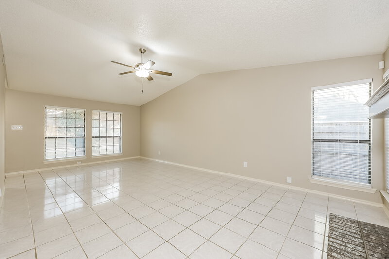 2,120/Mo, 907 Cedar Run Dr Duncanville, TX 75137 Living Room View 2