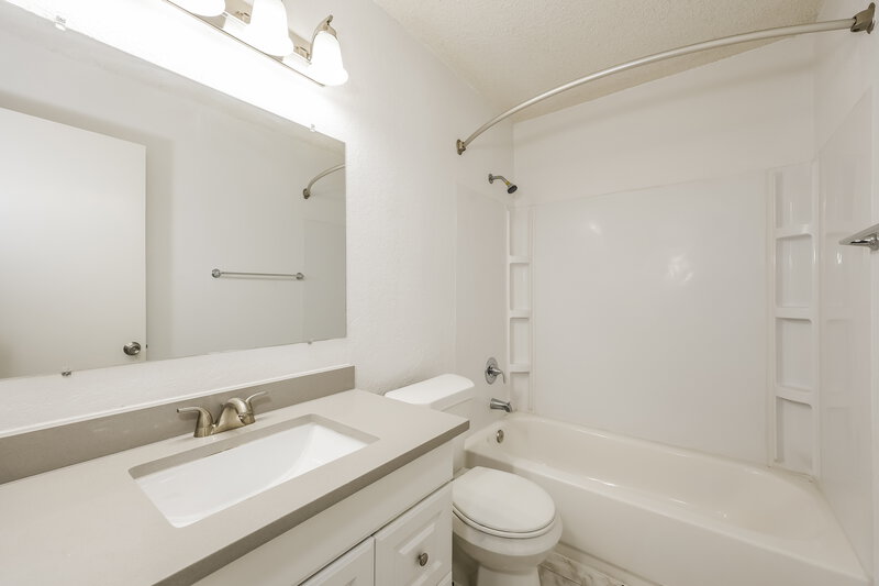 2,120/Mo, 907 Cedar Run Dr Duncanville, TX 75137 Main Bathroom View