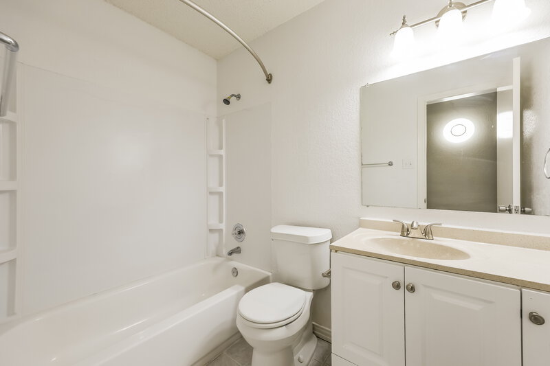 2,120/Mo, 907 Cedar Run Dr Duncanville, TX 75137 Bathroom View