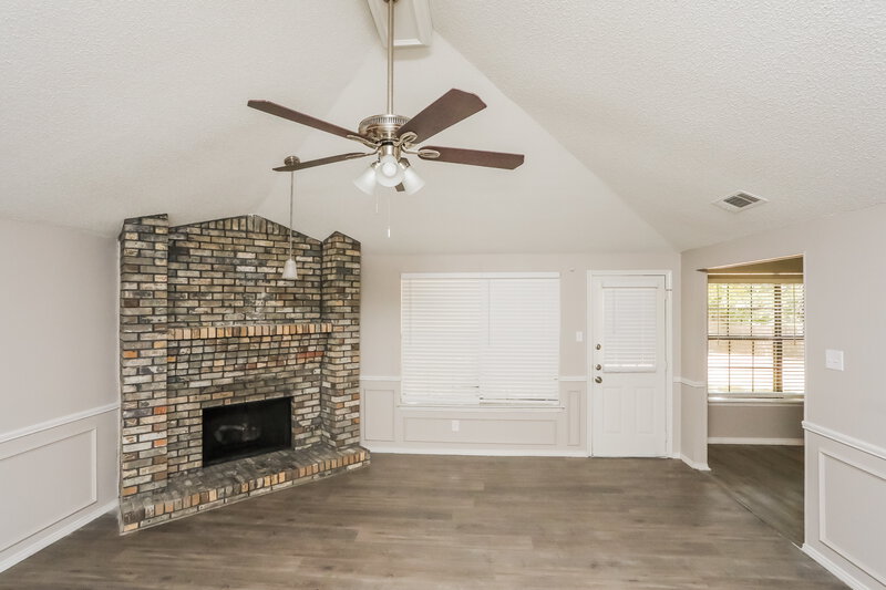 2,290/Mo, 1011 Brookside Dr Cedar Hill, TX 75104 Living Room View 2