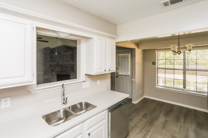 2,290/Mo, 1011 Brookside Dr Cedar Hill, TX 75104 Kitchen View 2