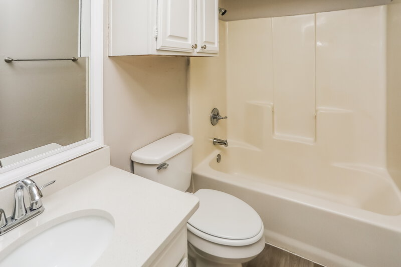 2,290/Mo, 1011 Brookside Dr Cedar Hill, TX 75104 Main Bathroom View