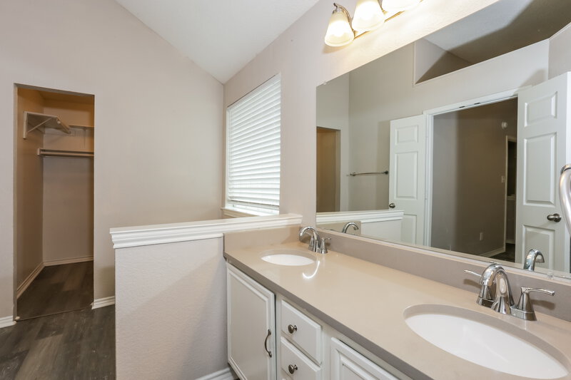 2,395/Mo, 208 Chamblin Dr Cedar Hill, TX 75104 Main Bathroom View