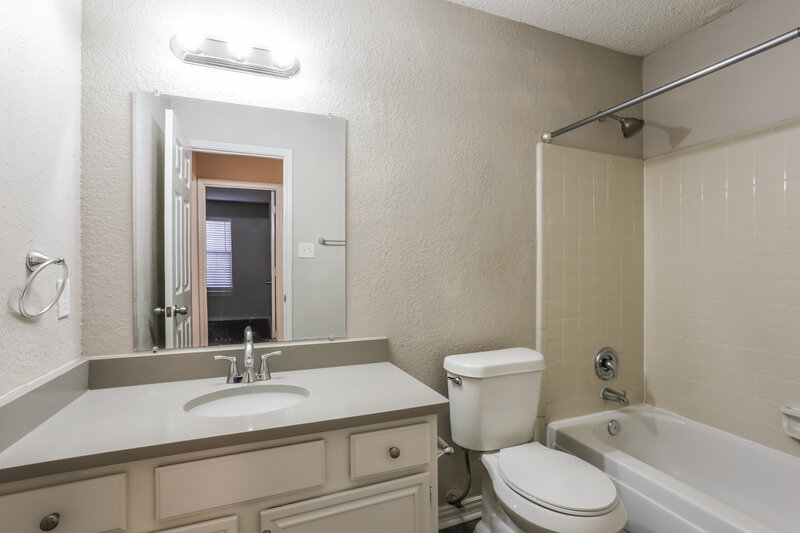2,395/Mo, 208 Chamblin Dr Cedar Hill, TX 75104 Bathroom View