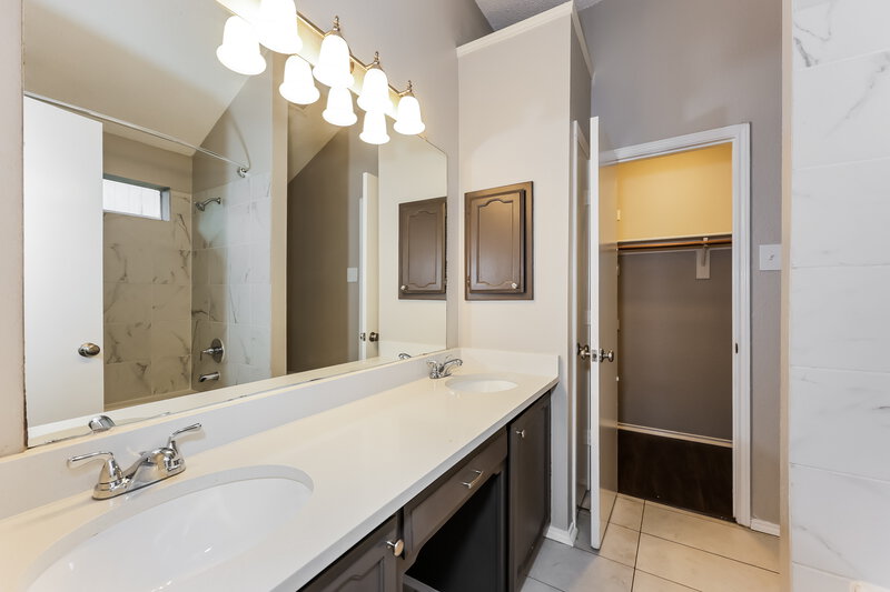 2,085/Mo, 1501 Juniper Ln Mesquite, TX 75149 Main Bathroom View