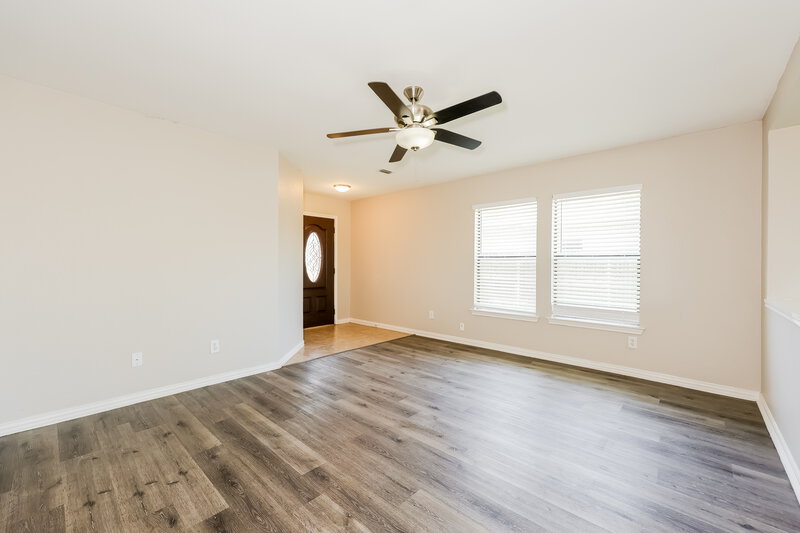 2,270/Mo, 721 King St Cedar Hill, TX 75104 Living Room View 2