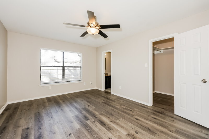 2,270/Mo, 721 King St Cedar Hill, TX 75104 Main Bedroom View