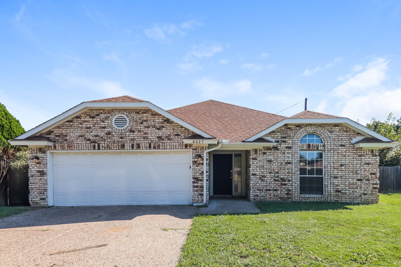 2,175/Mo, 6227 Arrowwood Drive Arlington, TX 76001 External View