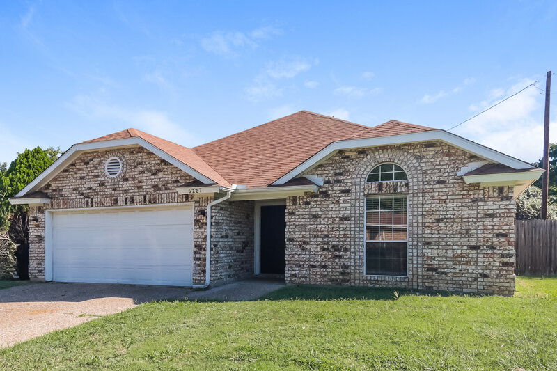 2,175/Mo, 6227 Arrowwood Drive Arlington, TX 76001 Front View