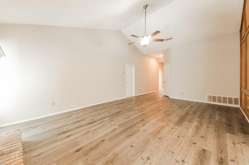 2,175/Mo, 6227 Arrowwood Drive Arlington, TX 76001 Living Room View 3