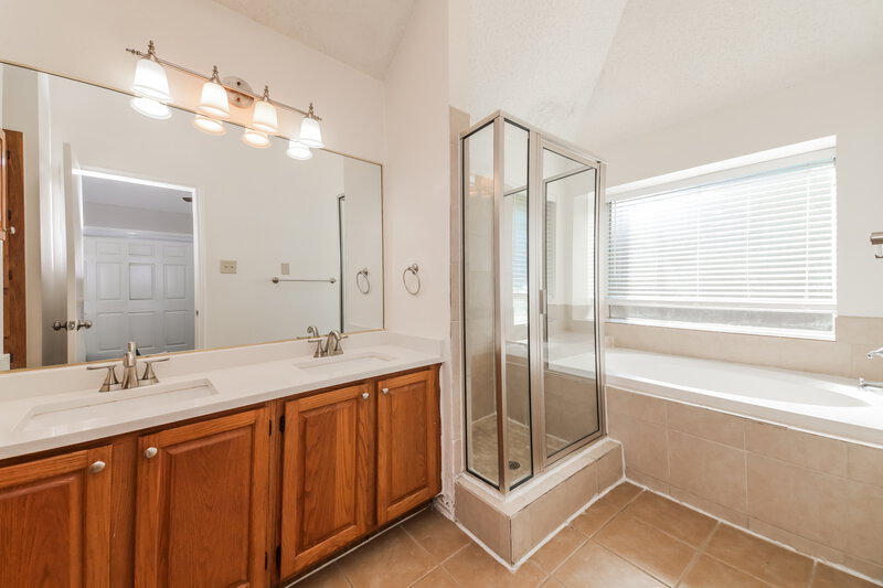 2,175/Mo, 6227 Arrowwood Drive Arlington, TX 76001 Main Bathroom View