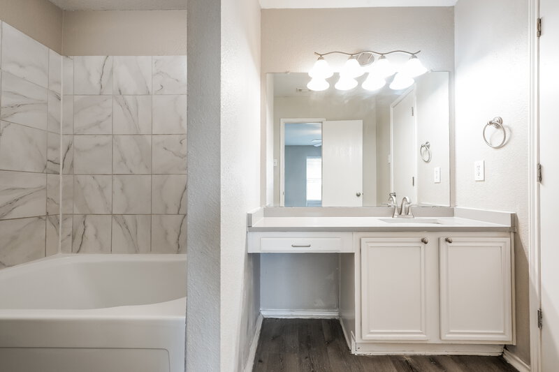 1,815/Mo, 1213 Misty Meadow Dr Midlothian, TX 76065 Main Bathroom View 2