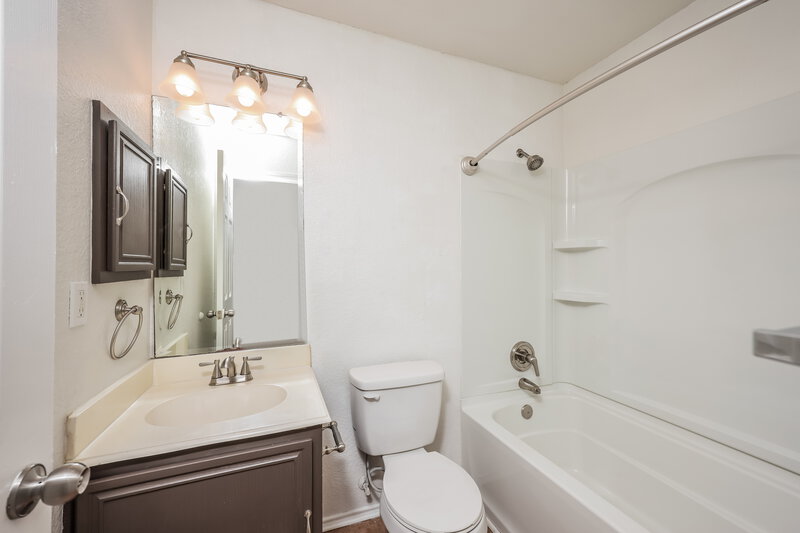 2,355/Mo, 107 Vine St Glenn Heights, TX 75154 Bathroom View