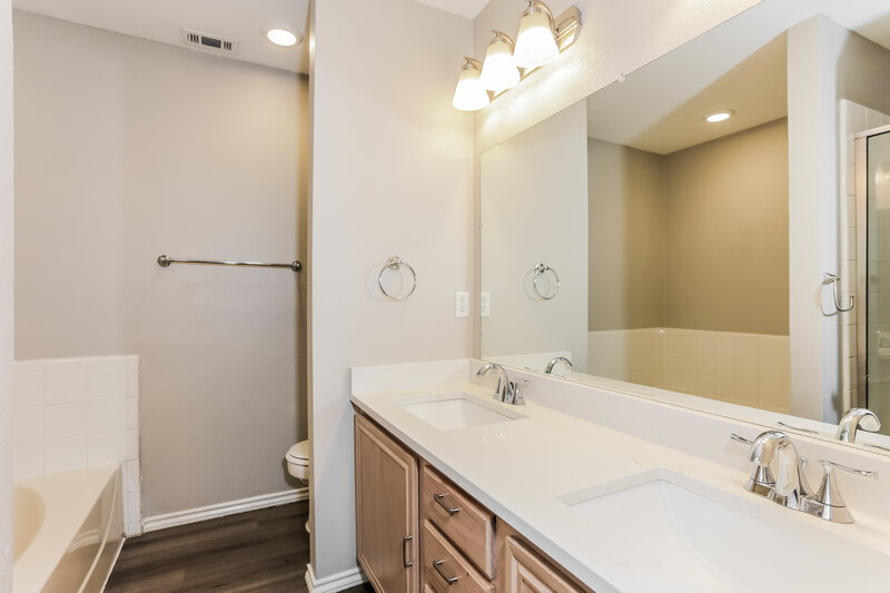 3,000/Mo, 2823 Saint Martin Lancaster, TX 75146 Main Bathroom View