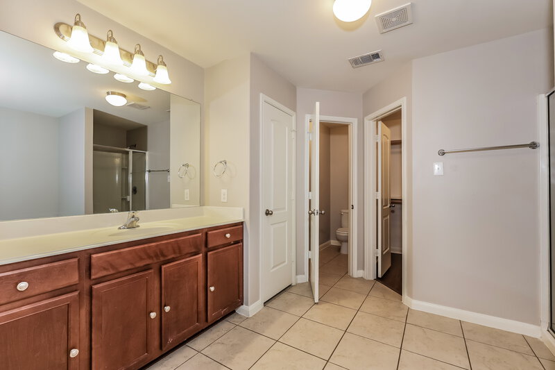 2,035/Mo, 4144 Tower Ln Crowley, TX 76036 Main Bathroom View