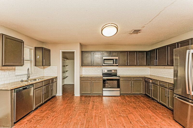 2,590/Mo, 8705 Stonebriar Ln Fort Worth, TX 76123 Kitchen View 2