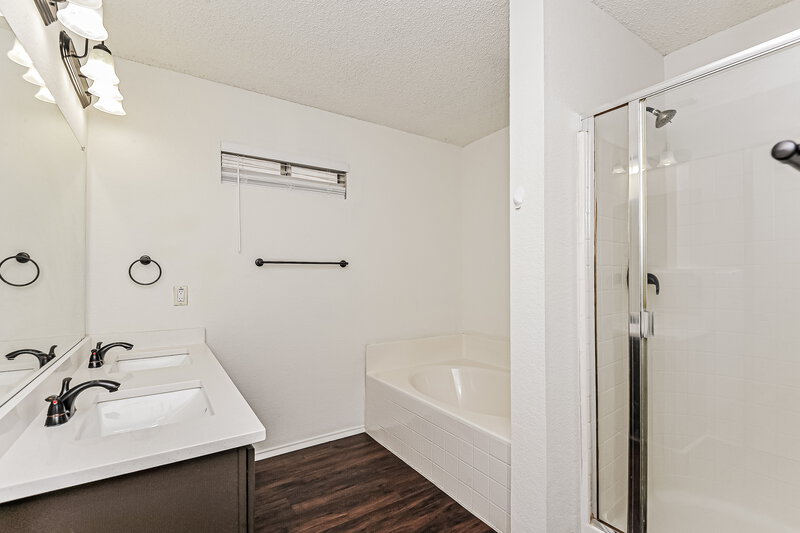 2,590/Mo, 8705 Stonebriar Ln Fort Worth, TX 76123 Main Bathroom View